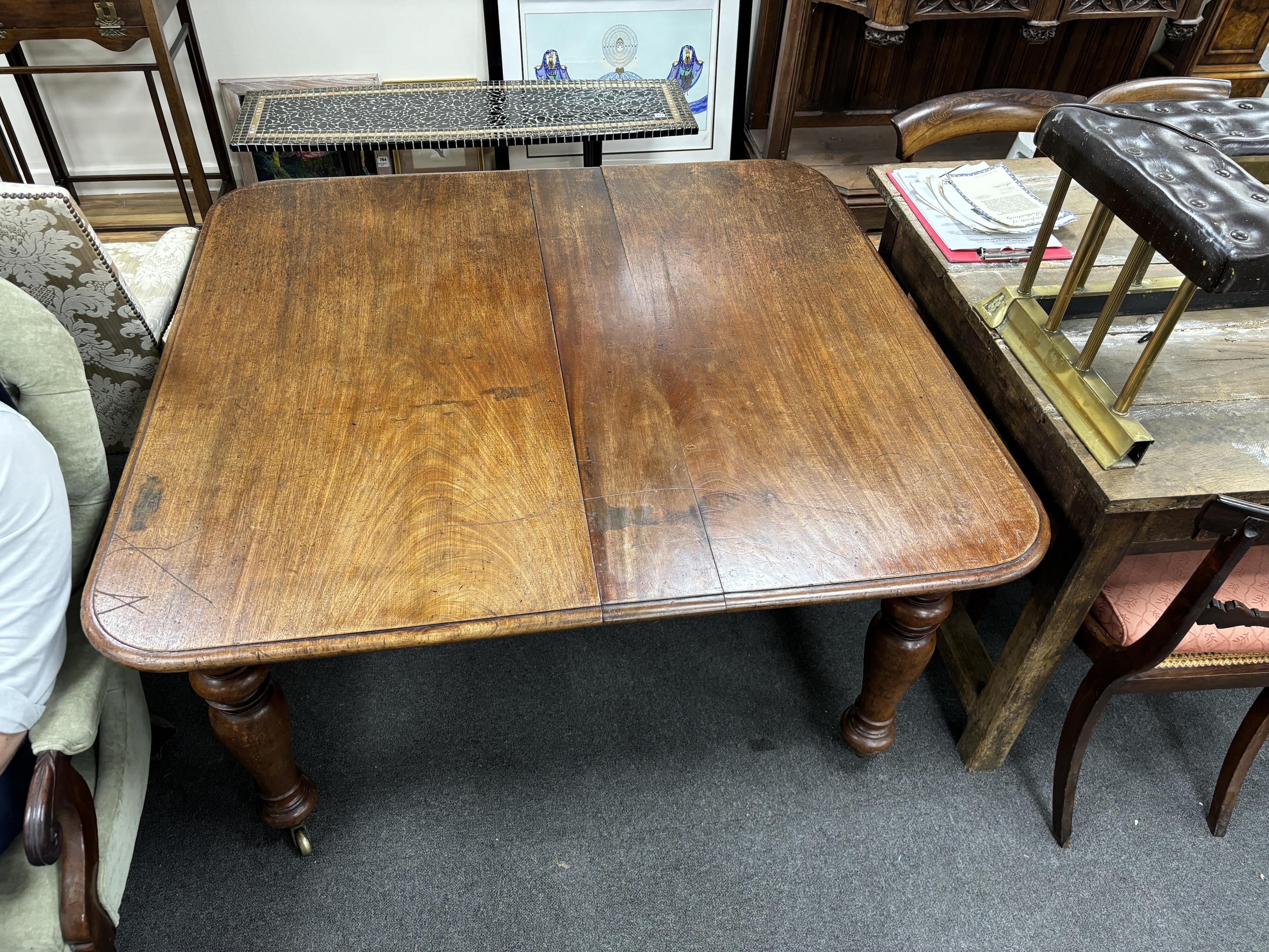 A Victorian mahogany dining table, no leaves, width 128cm, depth 122cm, height 73cm